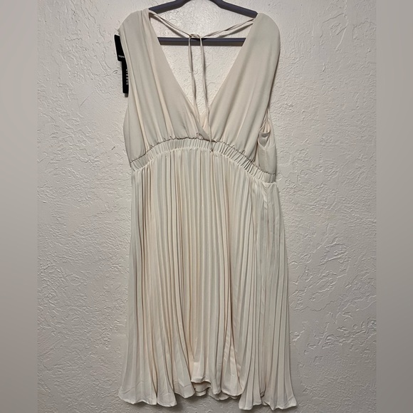 Torrid X Marylin Monroe White Midi Surplice Tie Back Dress BNWT Size 1 - Picture 7 of 12